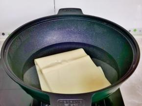 锅中加水烧开，放入豆皮煮2分钟捞出淋干水分。