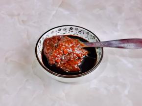调酱汁：酱油，豆瓣酱半碗纯净水混合搅拌均匀。