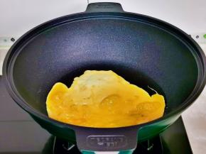 起油锅，倒入打散的蛋液，小火煎一边用筷子将蛋液搅碎至絮状。