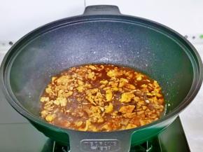 倒入调好的酱汁，烧开至浓稠。