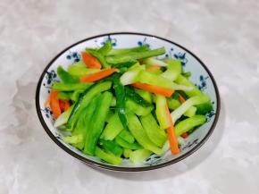 腌制好的蔬菜把水分挤干，一定要挤干哈不然会咸。