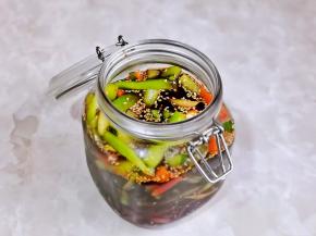 把蔬菜放入腌汁里压实，腌制24小时以上就可以啦！