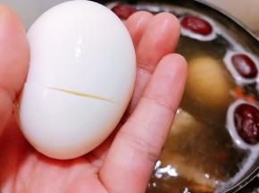 用小刀在蛋身上划几刀后再次丢锅里煮25分钟