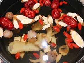 加入足量的清水泡30分钟，我用的20厘米奶锅