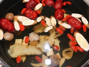 加入足量的清水泡30分钟，我用的20厘米奶锅