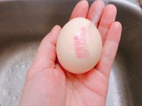 用百洁布和温水轻轻擦洗掉鸡蛋外壳的印记