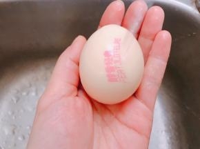 用百洁布和温水轻轻擦洗掉鸡蛋外壳的印记