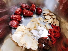 先把用到的药材淘洗干净