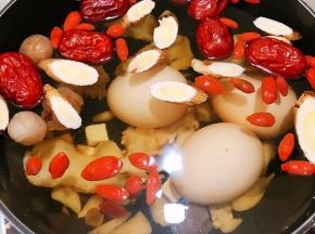 再把鸡蛋放入奶锅里跟药材同煮，大火煮开后转中火煮5分钟，捞出鸡蛋过凉水后剥去外壳