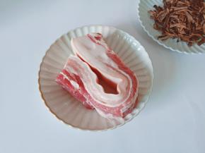 选择优质的五花肉来搭配梅干菜一起做。