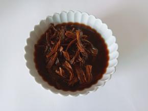 梅干菜温水泡发一小时。