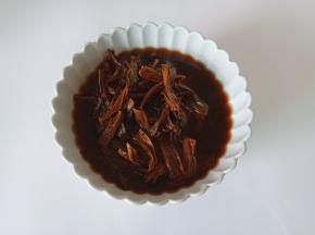 梅干菜温水泡发一小时。