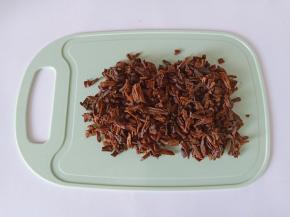 泡发好的梅干菜切小段。