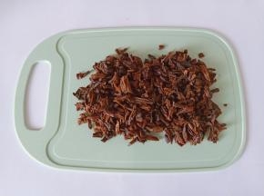 泡发好的梅干菜切小段。