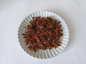 把梅干菜的水份捏干一点。