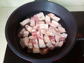 五花肉冷水下锅。