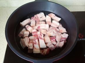 五花肉冷水下锅。