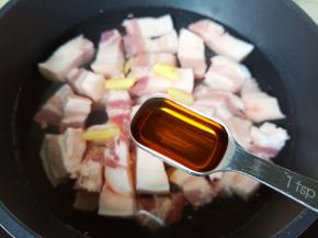 加一勺料酒去腥。