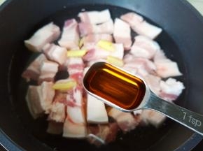 加一勺料酒去腥。