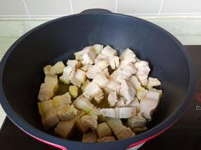 锅里放适量的食用油，油温五成热放入五花肉爆炒。