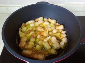 炒到五花肉的油脂渗出。