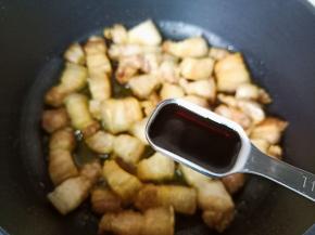 加入生抽两勺。