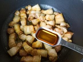 加入料酒两勺。