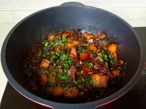 撒上一点香葱末。