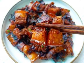 梅干菜吸收了五花肉的油脂、肥而不腻、梅干菜夹杂着肉香，别提多下饭了！