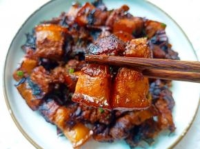 梅干菜吸收了五花肉的油脂、肥而不腻、梅干菜夹杂着肉香，别提多下饭了！