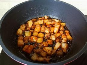 将调味料翻炒均匀裹到五花肉上。