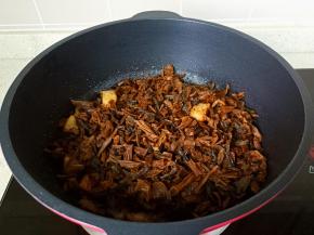 放入切好的梅干菜。