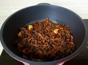 放入切好的梅干菜。