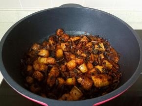 将梅干菜翻炒一下。