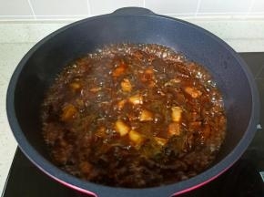 开大火煮开，转中小火炖15分钟。