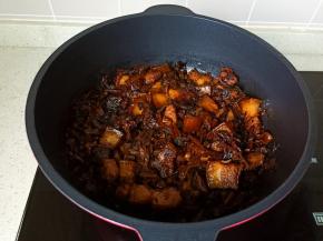 炖煮到汤汁差不多时。