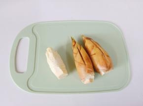 用刀在冬笋中间划一下，这样剥壳非常方便。