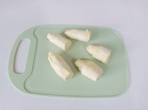 轻轻一转笋壳都剥好了。