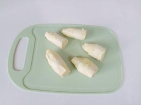 轻轻一转笋壳都剥好了。