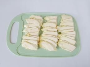 冬笋切成大的薄片。