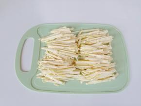 笋片叠起来切成细丝。