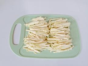 笋片叠起来切成细丝。