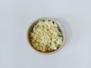 大蒜用刀背拍一下，去皮剁成末。