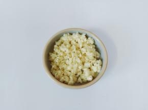 大蒜用刀背拍一下，去皮剁成末。