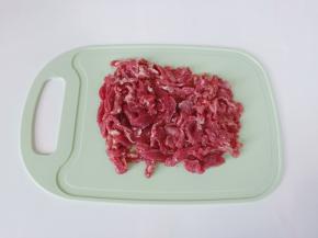 牛肉横向着切成细丝。