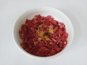 加十三香半勺搅拌均匀。