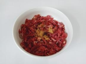 加十三香半勺搅拌均匀。