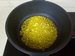 热锅凉油放蒜泥炒香。