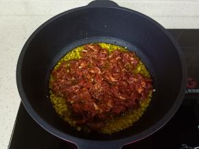 蒜泥炒成金黄色，放入牛肉丝爆炒。