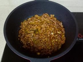 爆炒到牛肉丝变色盛盘备用。